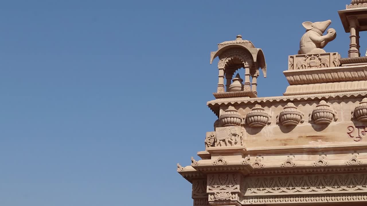 la puerta de entrada del templo artístico con cielo brillante en la mañana desde un video de ángulo plano se toma en ratanada jodhpur rajasthan india el 14 de noviembre de 2022