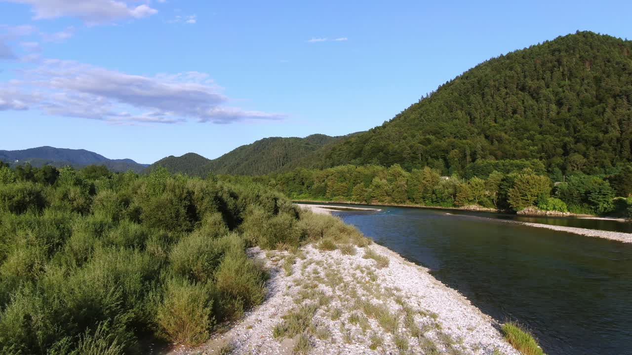 호수 근처의 풍부한 녹색 숲 산, 저고도 드론 샷