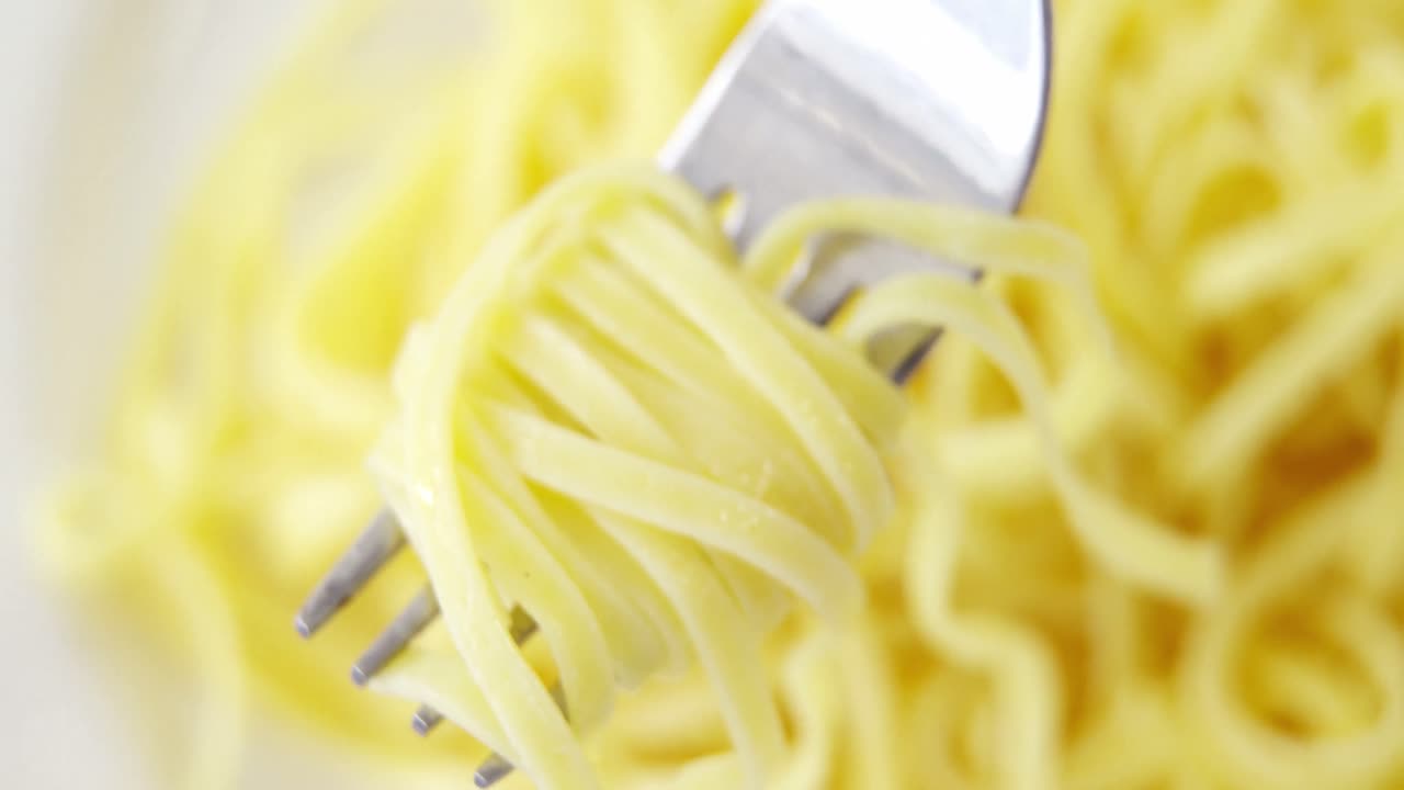 primer plano de la pasta cocida en el tenedor