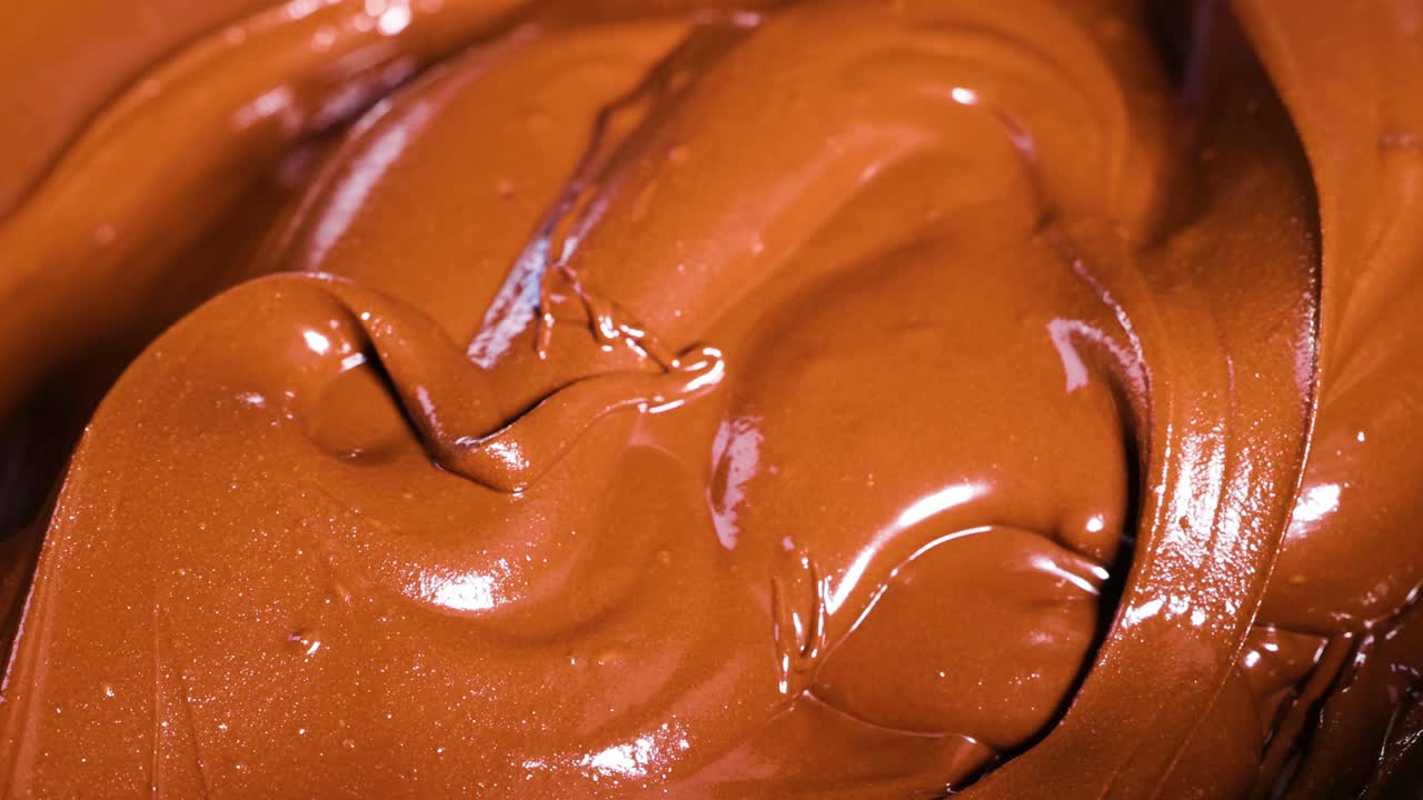 Cioccolato denso che viene mescolato e amalgamato uniformemente