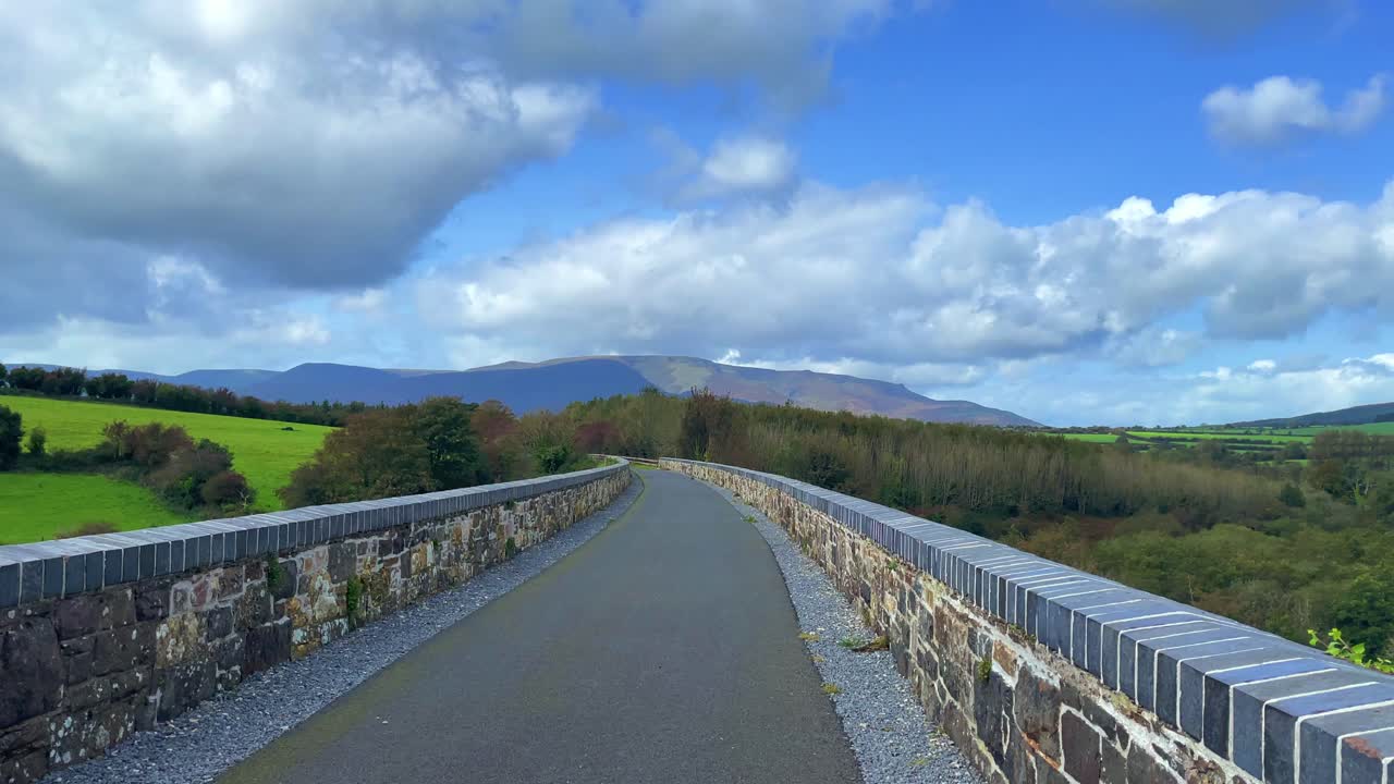 el viaducto de waterford kilmacthomas en la puerta de entrada de waterford greenway a las montañas de comeragh en un día de otoño