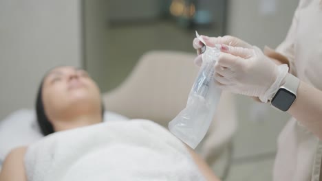 mujer haciendo terapia botulínica en una clínica de cosmetología moderna de cerca. cosmetóloga profesional haciendo inyección con toxina botulína para rejuvenecer la piel de la cara. paciente mujer atractiva suavizando arrugas.
