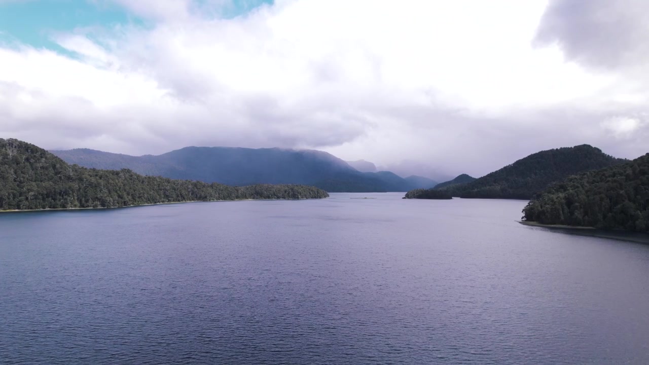 Veduta aerea con drone 4K del Lago Espejo a Neuquén, Argentina. Acque cristalline circondate da fitte foreste patagoniche e verdi montagne andine creano uno spettacolare paesaggio naturale