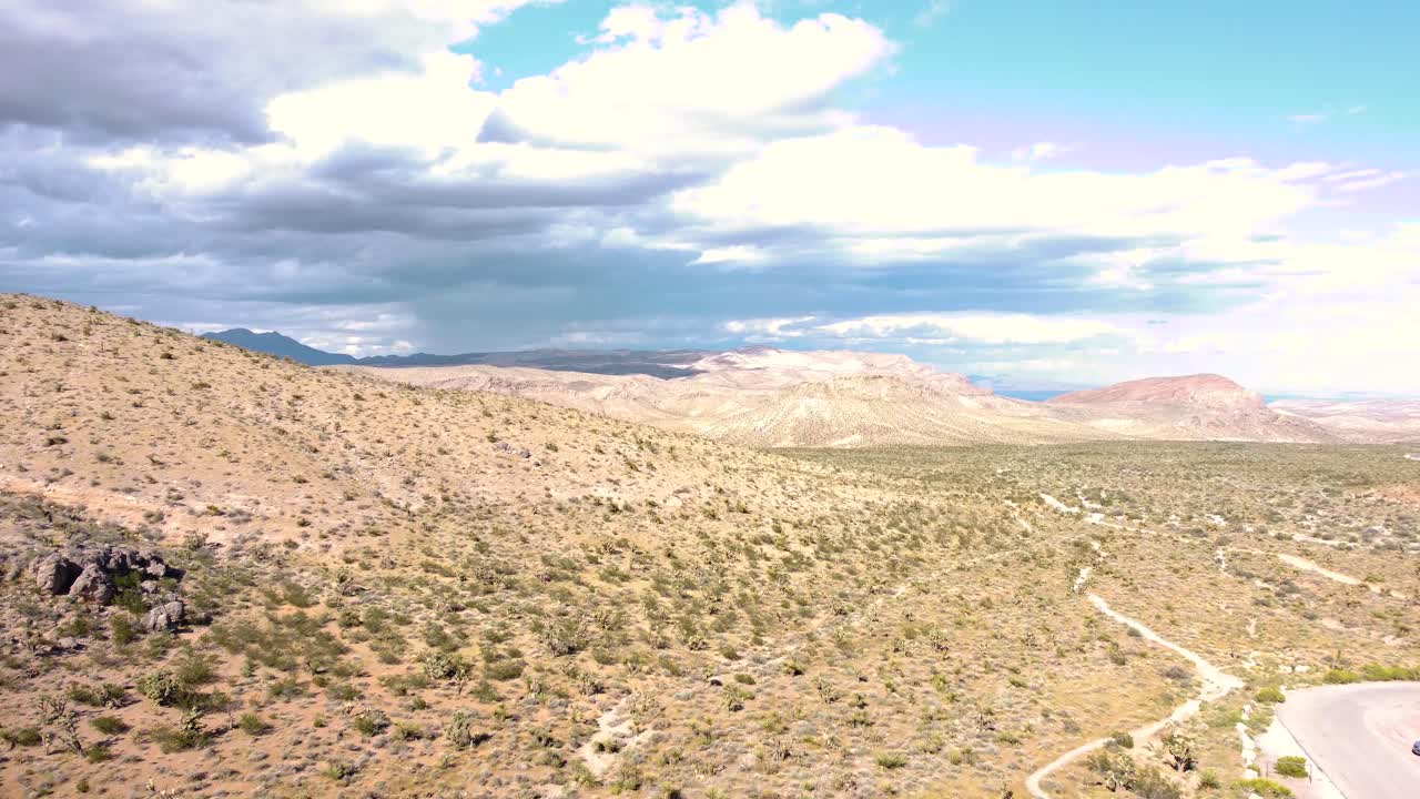 drone de día soleado sobre el desierto