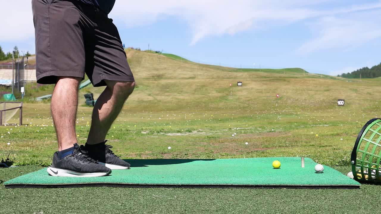 운전장 에서 골프 스 을 연습 하는 사람