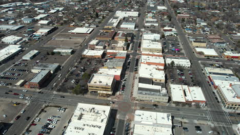 Vista-Aérea-Del-Centro-De-Twin-Falls,-Idaho,-EE.UU.,-Edificios-Y-Tráfico-Callejero,-Tiro-Con-Drones