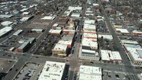 vista aérea del centro de twin falls, idaho, ee.uu., edificios y tráfico callejero, tiro con drones