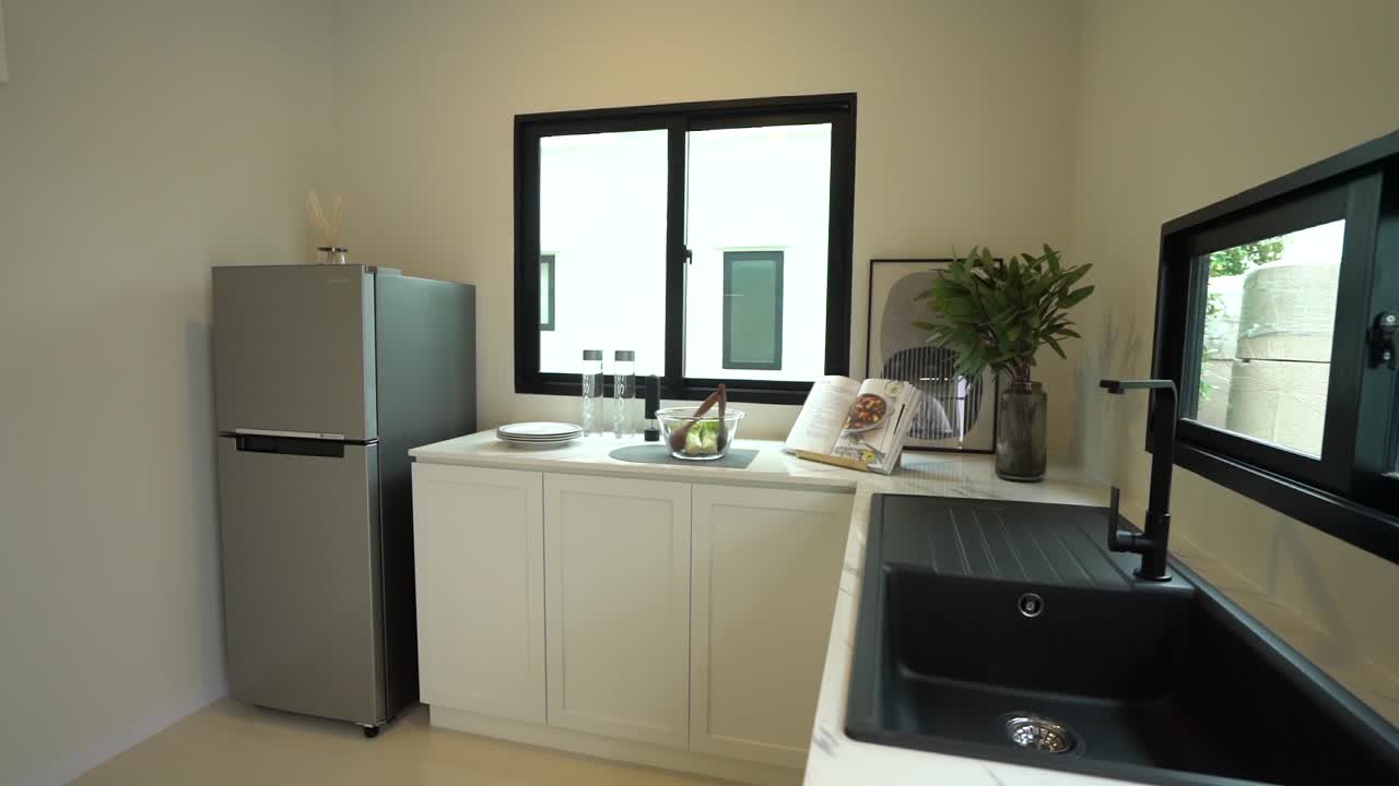 diseño interior minimalista de la despensa en blanco y negro