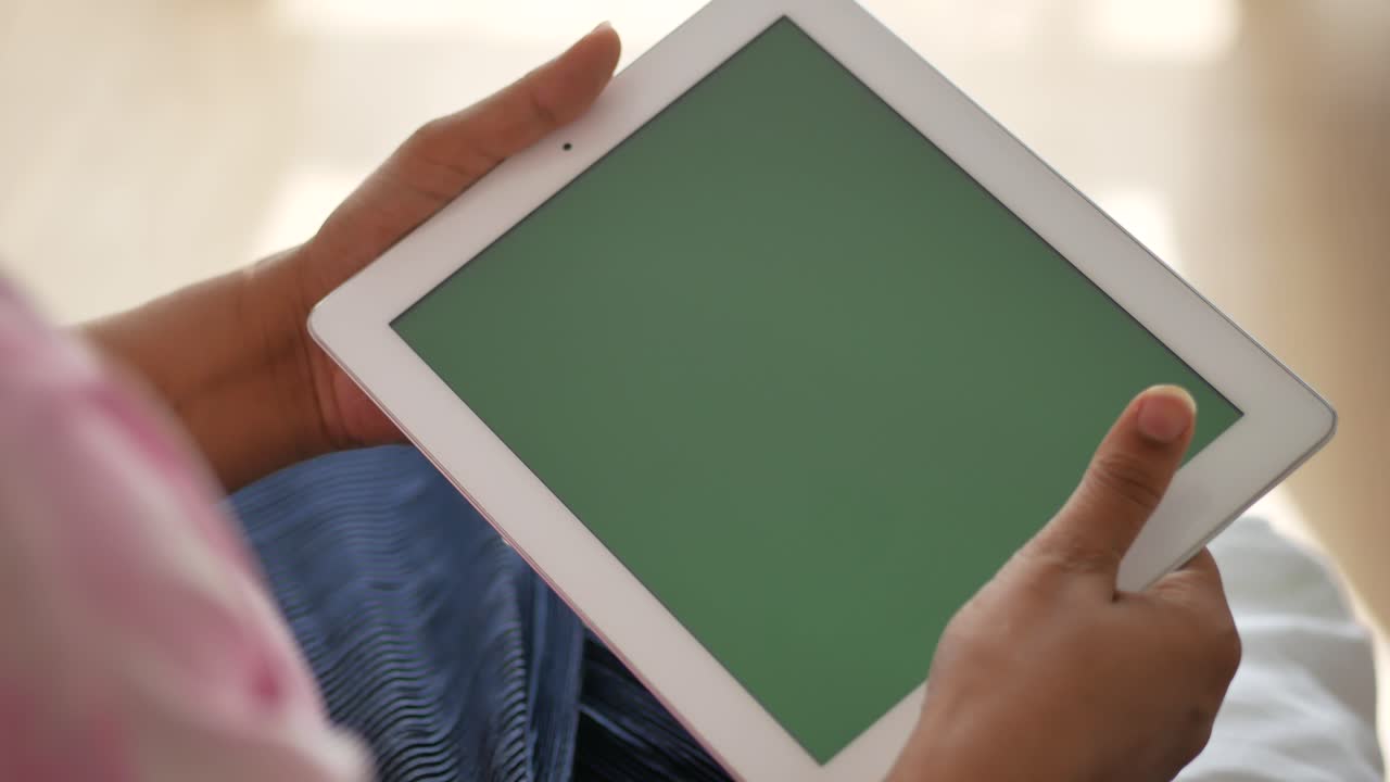 태블릿 을 들고 있는 여자