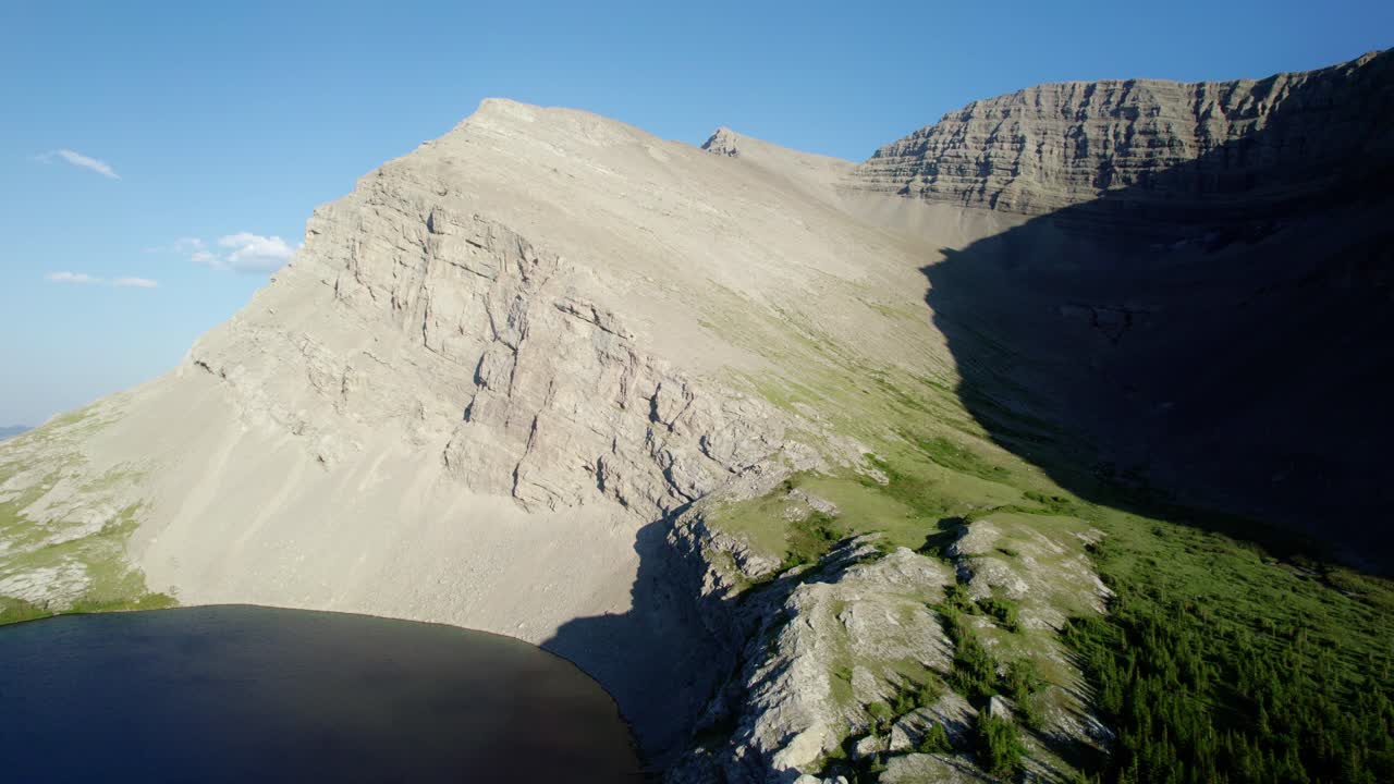 tomada aérea de la montaña rocosa del pico carnarvon en el lago carnarvon, kananaskis, alberta, canadá