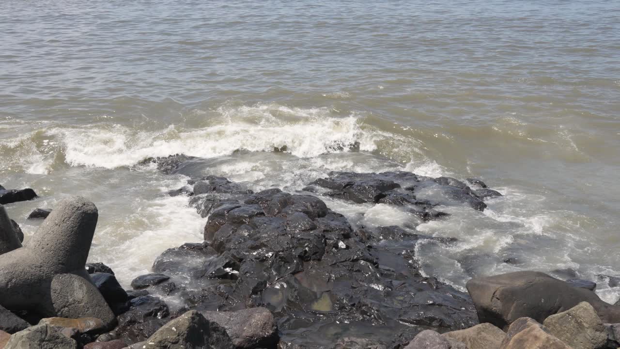 близкое изображение волн, разбивающихся на форте бандра в мумбаи, индия