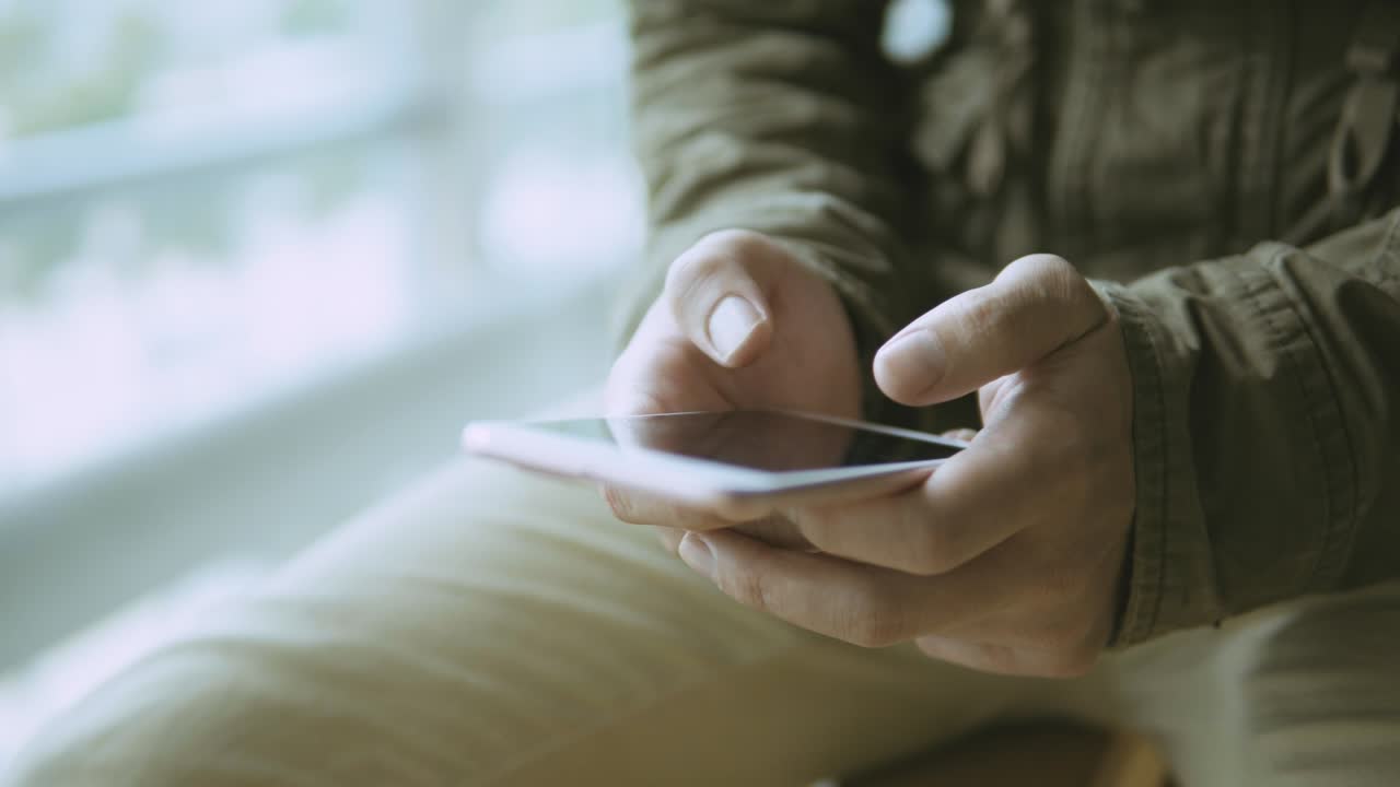 hombre usando teléfono inteligente en la estación de metro