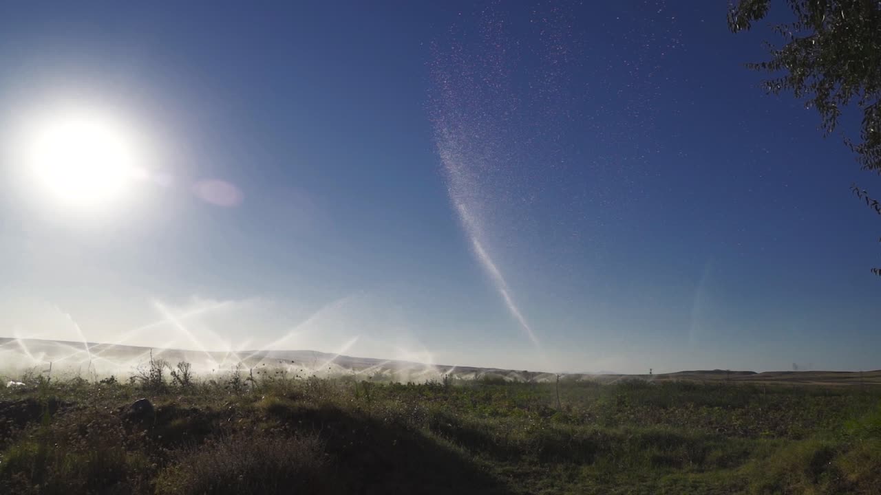 물방울이 느리게 움직입니다.
