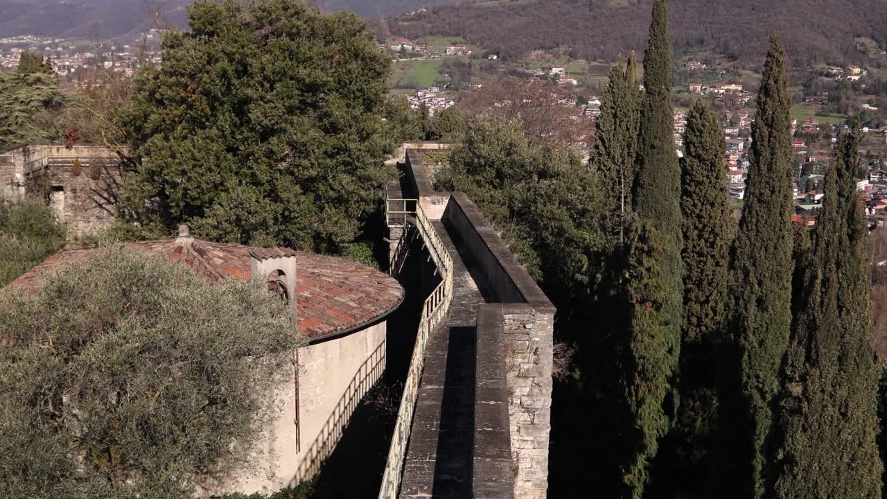 Vista dettagliata delle antiche mura veneziane e degli edifici in pietra nel centro storico di Bergamo Alta.