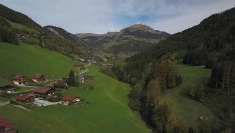 Pueblo-De-Montaña-Bucólico-E-Idílico-Durante-La-Temporada-De-Verano,-Meseta-Des-Glières-En-Haute-savoie,-Francia