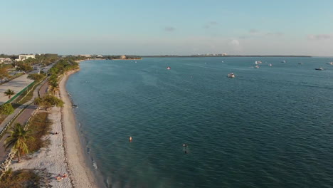 Atemberaubende-Luftaufnahme-Der-Langen-Küste-Von-Playita-Beach,-Miami