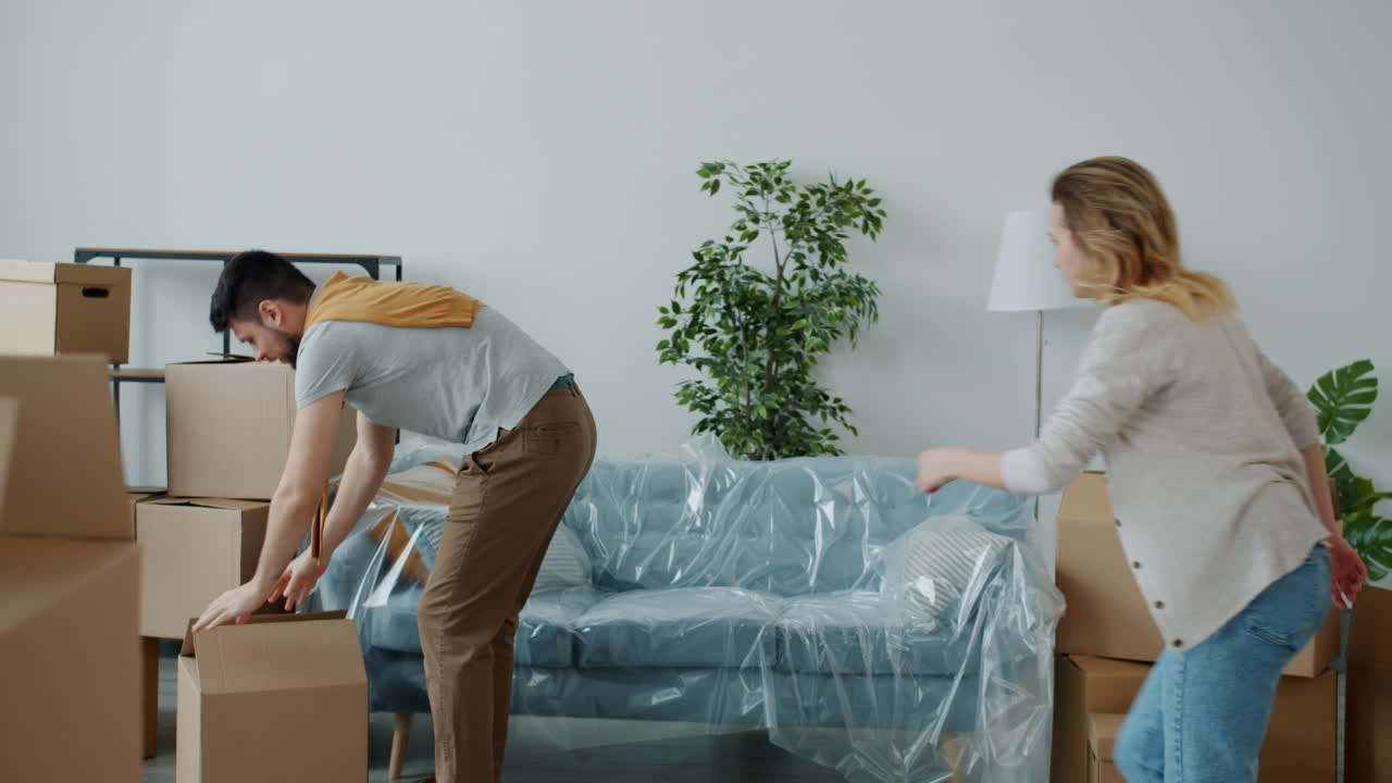 una pareja feliz se muda a un nuevo hogar.