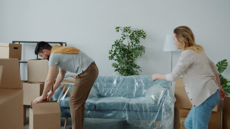 una pareja feliz se muda a un nuevo hogar.