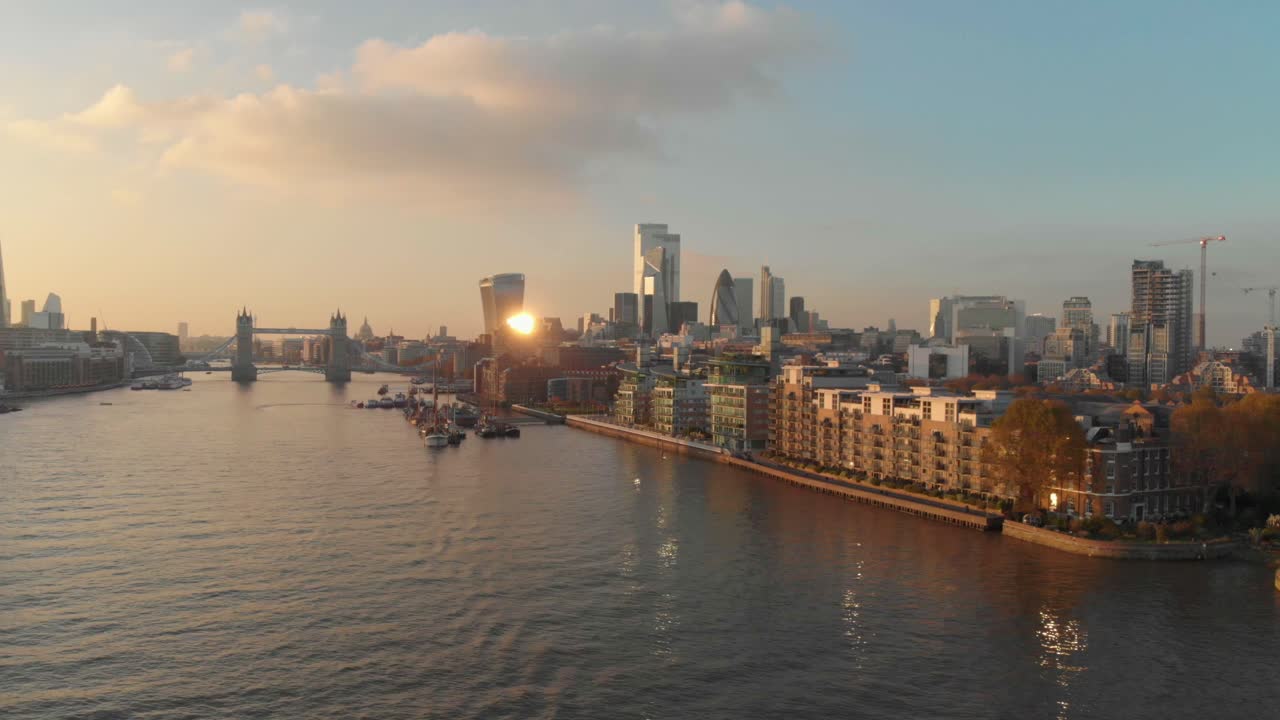 주거용 건물 일몰을 통해 도심을 향해 런던 템스 강 위로 슬라이더 드론 촬영
