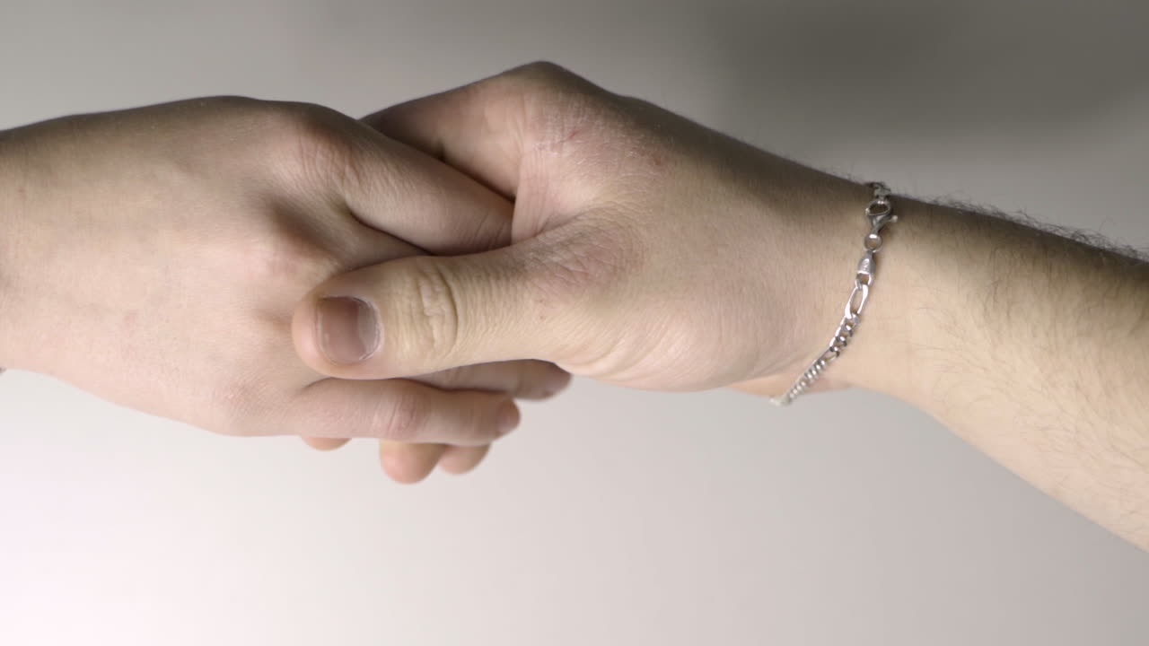 cámara lenta de un hombre sosteniendo la mano de una mujer y acariciándola suavemente