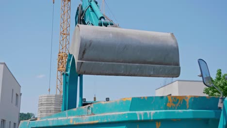 la excavadora vierte la suciedad en la bañera del camión, movimiento preciso