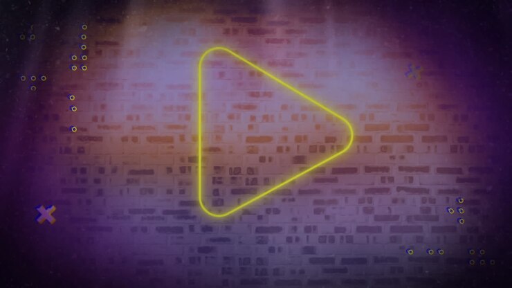 Animazione digitale di forme astratte sopra icona play al neon su sfondo di muro di mattoni