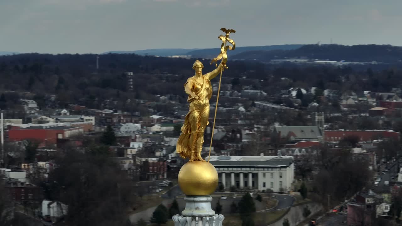órbita aérea alrededor de miss penn, estatua en la parte superior de la rotonda del edificio del capitolio de harrisburg