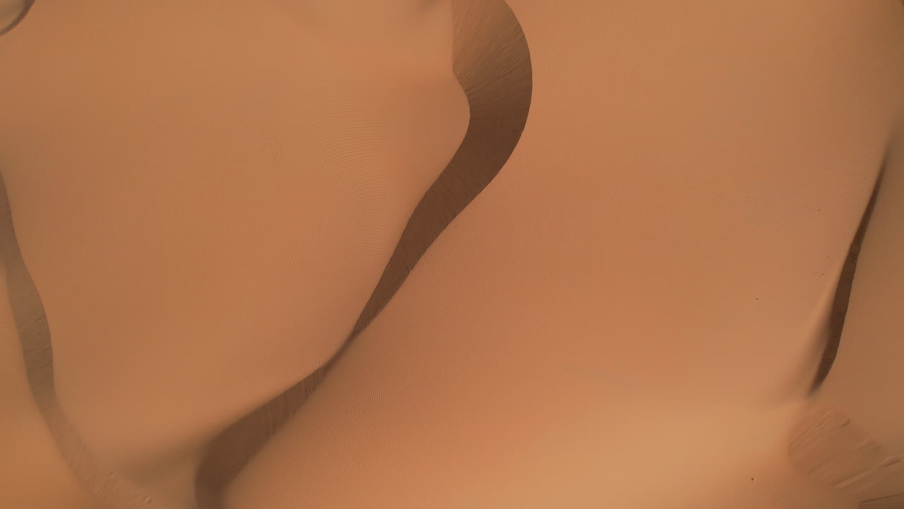 vuelo de aviones no tripulados sobre dunas y desierto en mauritania sahara occidental y marruecos