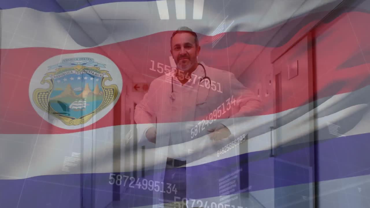 animación de agitar la bandera de costa rica contra el médico sénior biracial sonriendo en el hospital