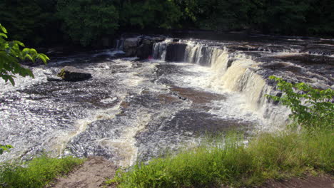 extra amplia toma de las cataratas superiores en aysgarth cae en el río ure, yorkshire dales