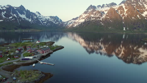 Den-Austnesfjord-Bei-Sonnenuntergang-Erkunden:-Beeindruckende-Schneebedeckte-Gipfel