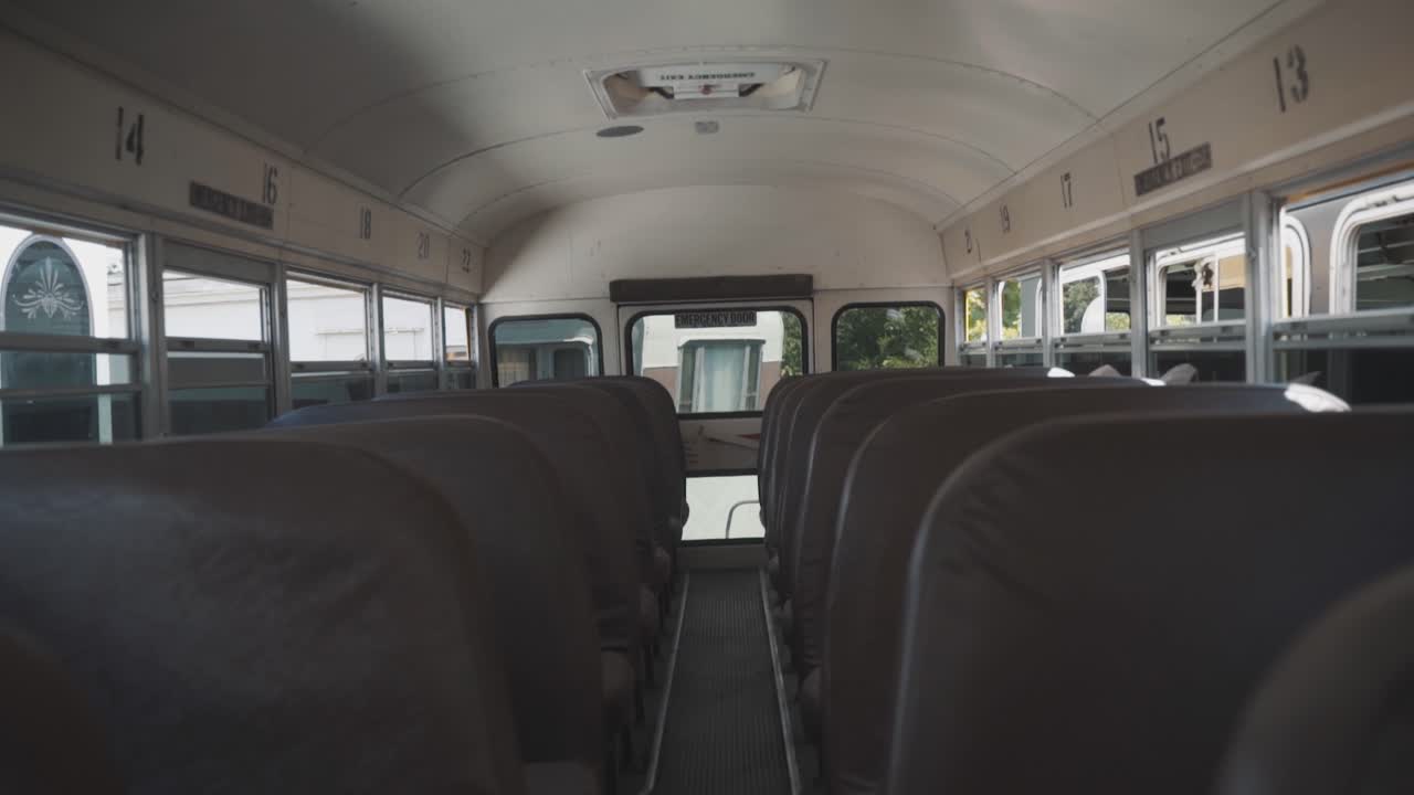 pasillo vacío del autobús escolar durante el día