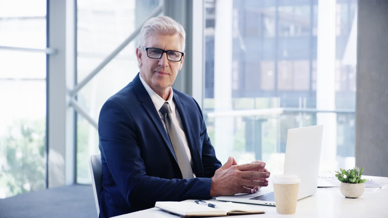 en moden forretningsmann som jobber på et kontor