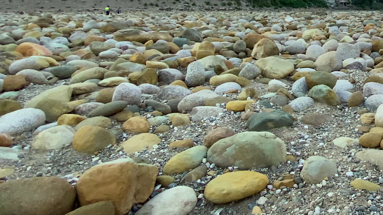 Bichanakandi Sylhet, Bangladesch: Trockener Gebirgsfluss voller Steine, Umweltschäden und Grenzgebiet