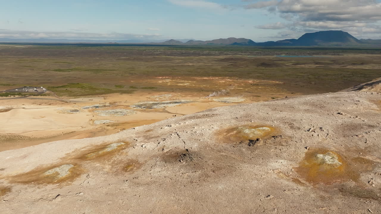 campos geotérmicos cerca de la montaña de riolita amarilla, paisaje volcánico, vista aérea