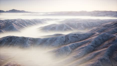 Paisaje-De-Montaña-Con-Niebla-Profunda-En-La-Mañana