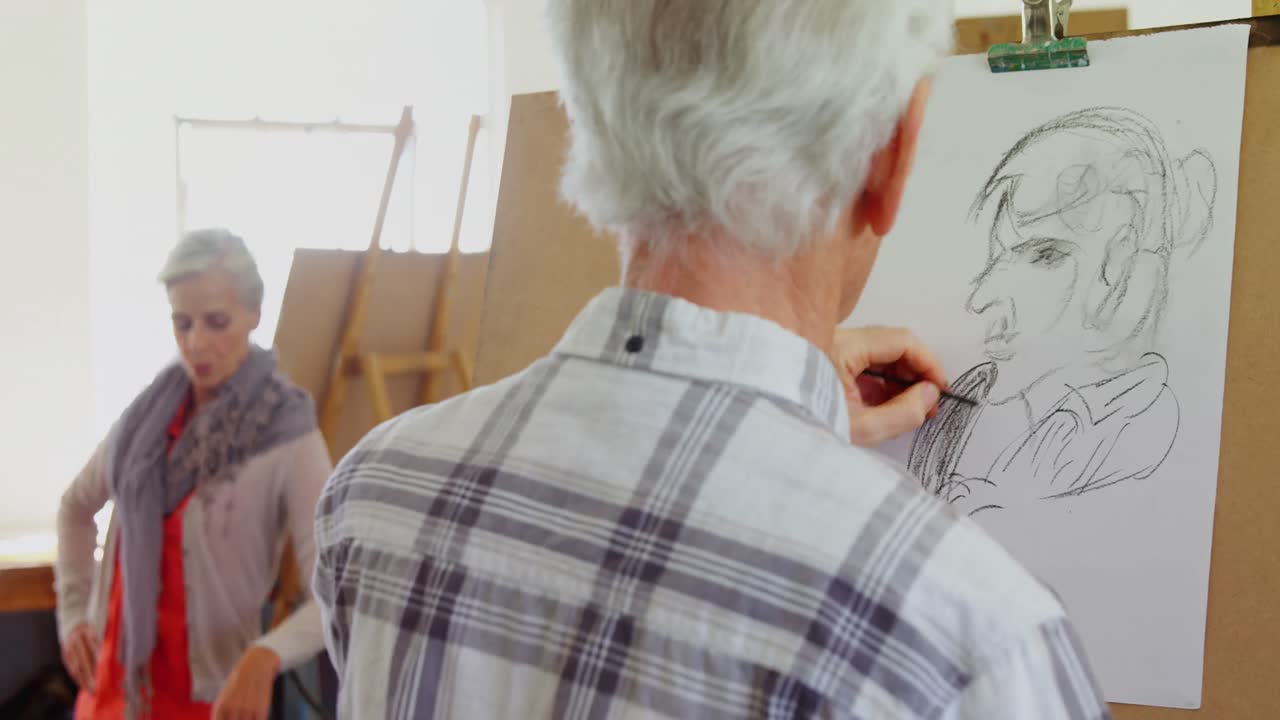 artista masculino desenhando um esboço de mulher em tela 4k