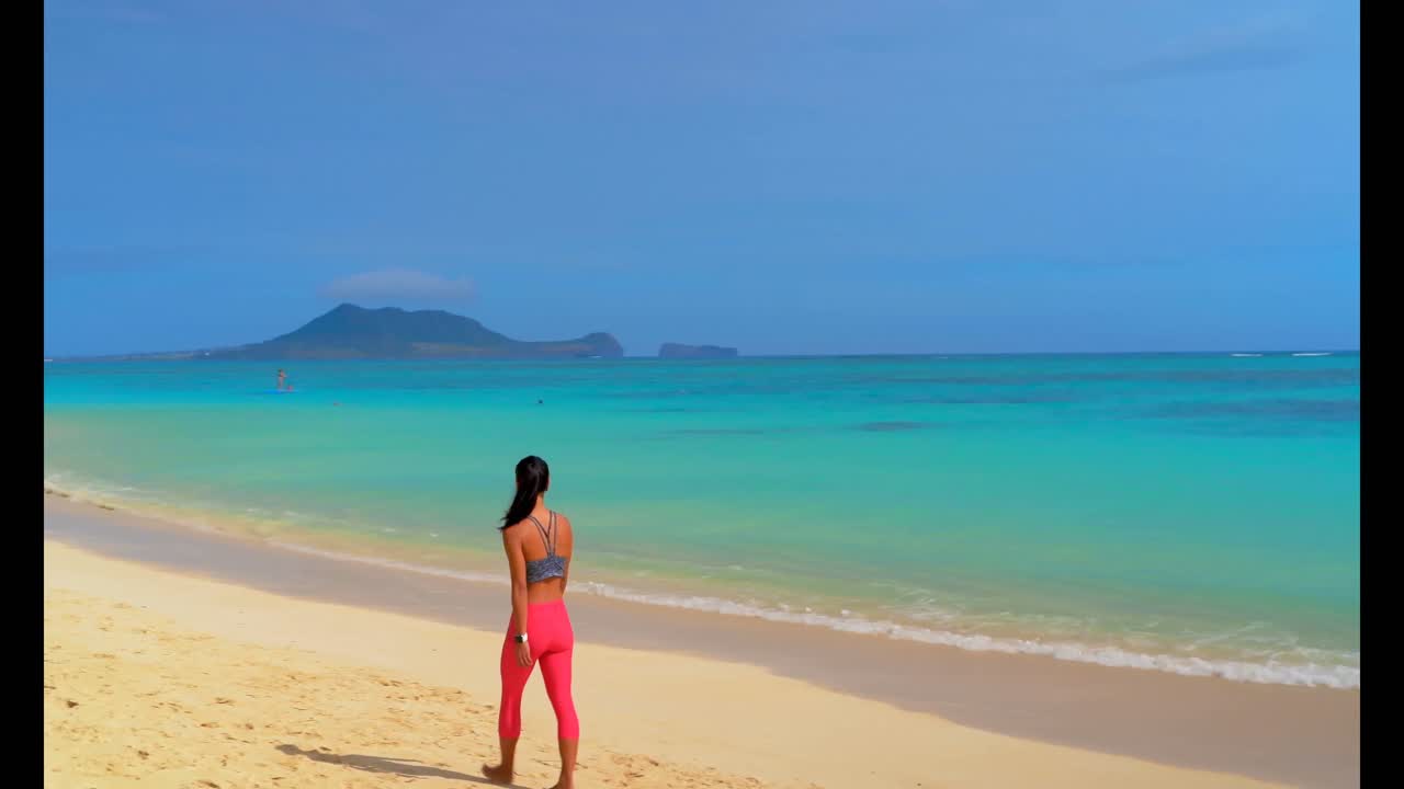 해변에서  ⁇ 고 있는 여자 4k