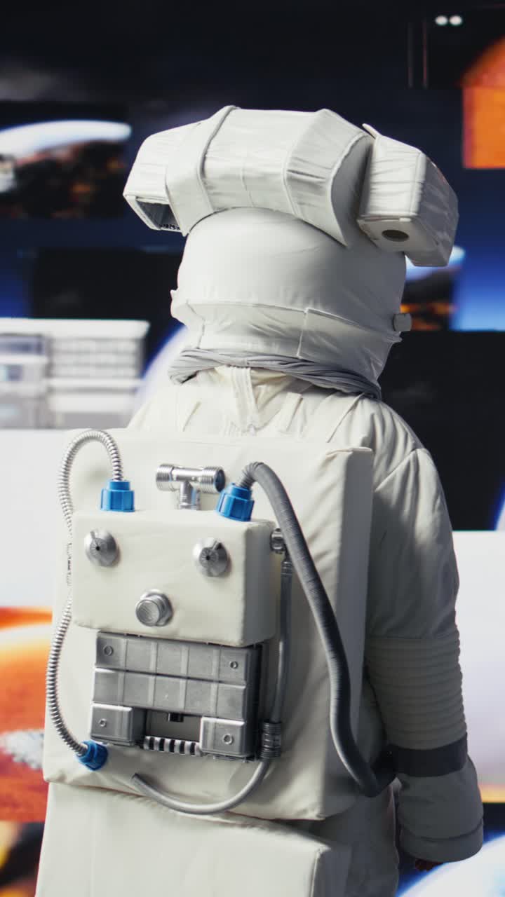 Video vertical: Astronauta con traje espacial flota en órbita sobre la Tierra