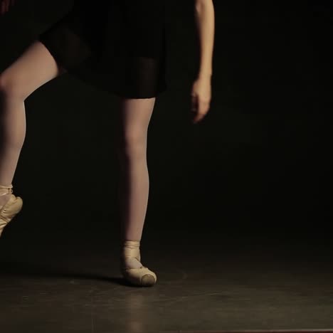 ballerina che balla in studio