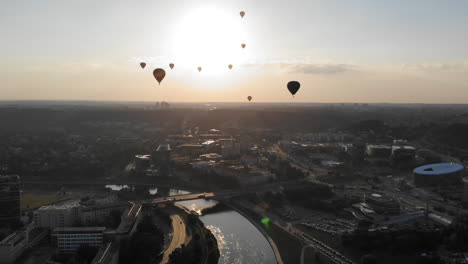 Volando-Y-Revelando-Siluetas-De-Globos-Aerostáticos-Volando-Sobre-Un-Hermoso-Parque-Verde-En-Vilnius