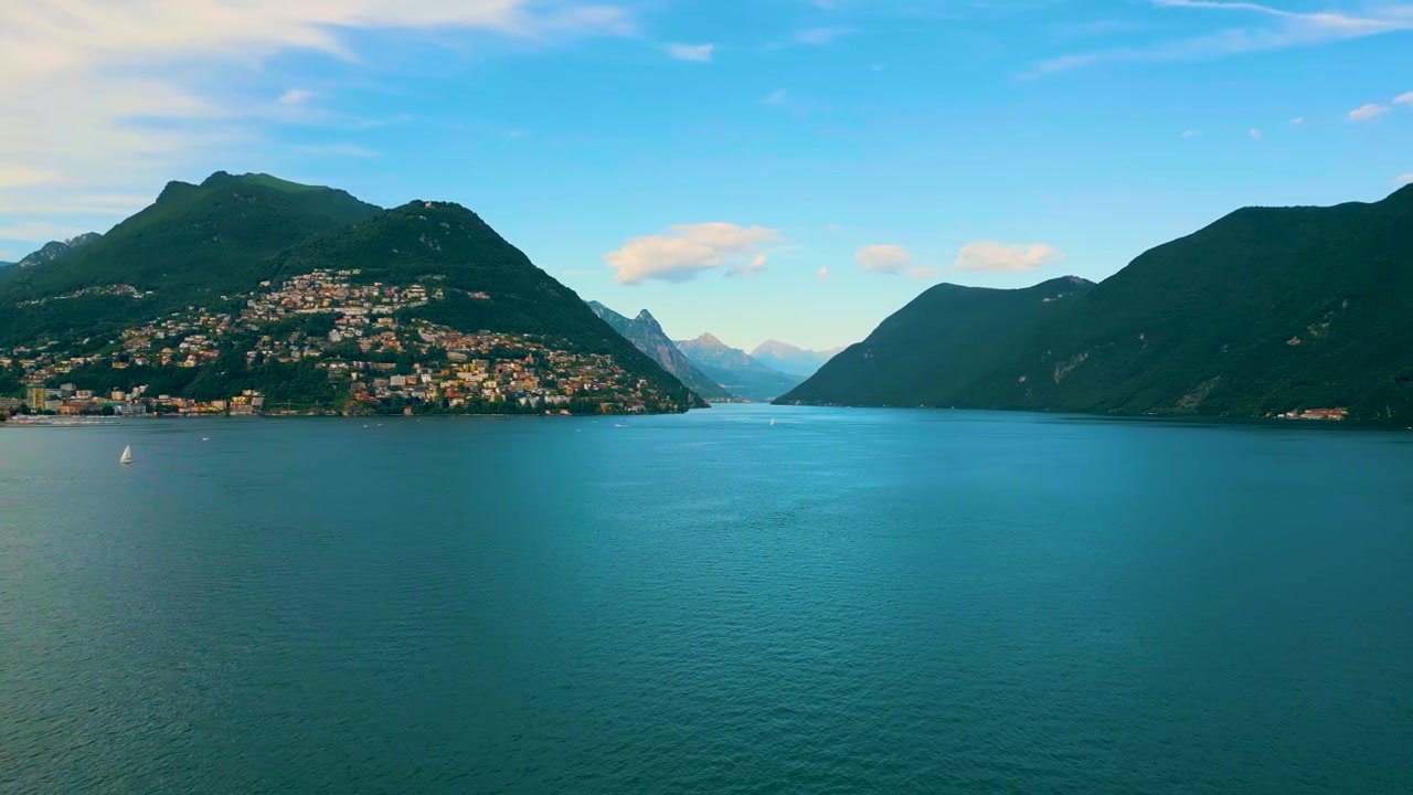 Video drone 4K aereo di ville e porto turistico sulle sponde del Lago di Como a Menaggio, Italia