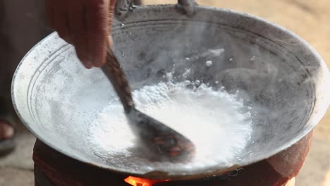 Leche-De-Coco-Hervida-Leche-De-Coco-En-Una-Sartén-En-La-Estufa-Estufa-Tradicional