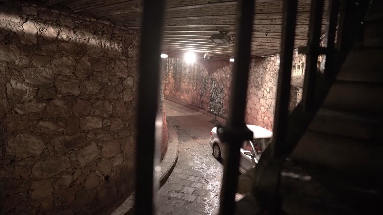 conductor conduciendo a través de un túnel subterráneo