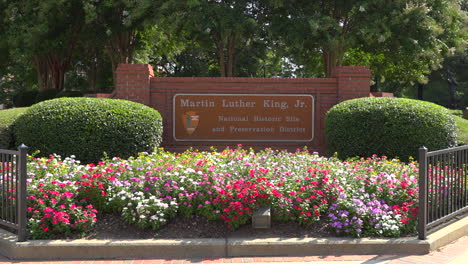 the martin luther king national historic site sign