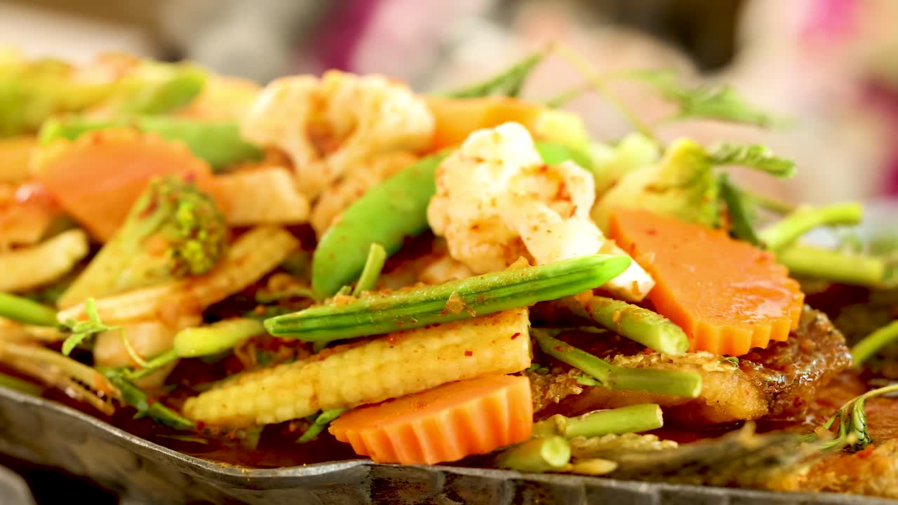 새우 와 혼합 된 채소 와 함께 활기찬 요리