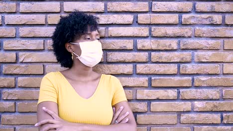 mujer afrobrasileña depresiva y ansiosa en cuarentena, con máscara de coronavirus y mirada distante