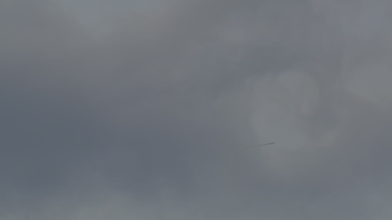 구름 을 가로질러 날아다니는 비행기