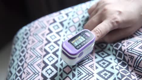 pulse oximeter on a patient's finger