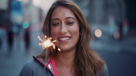 retrato en cámara lenta de una mujer feliz, hermosa y en forma